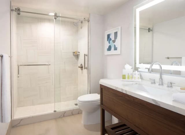 Hilton Santa Monica Hotel & Suites-Suite, 1 King Bed, Balcony, City View-7