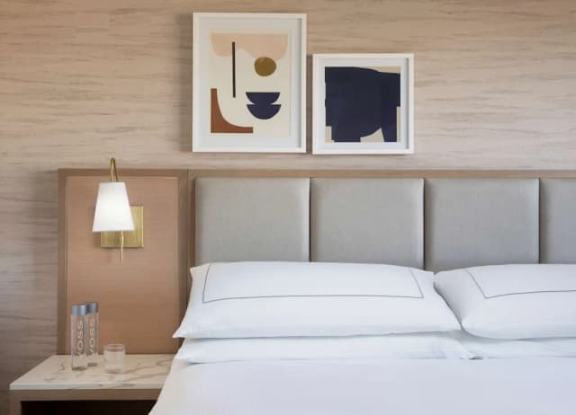 Hilton Santa Monica Hotel & Suites-Suite, 1 King Bed, Balcony, City View-2
