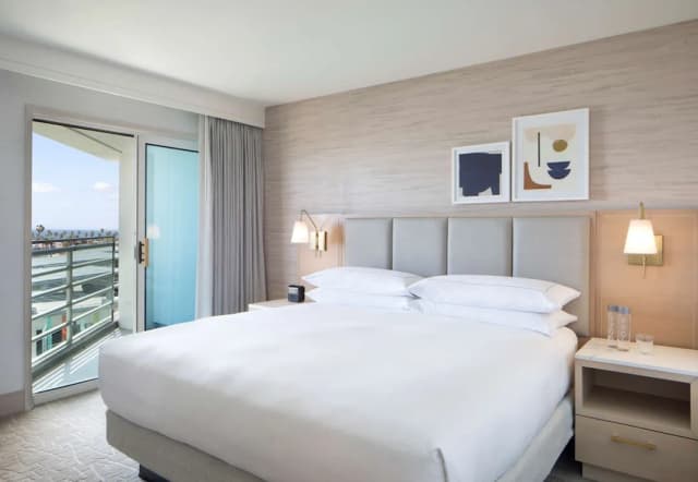 Hilton Santa Monica Hotel & Suites-Room, 1 King Bed, City View-2
