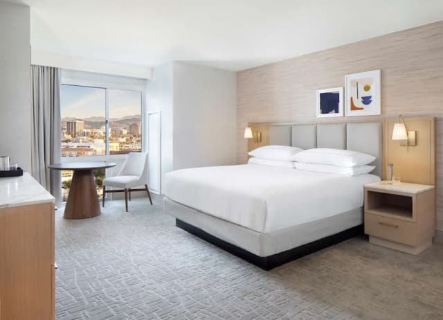 Hilton Santa Monica Hotel & Suites-Room, 1 King Bed, City View-3