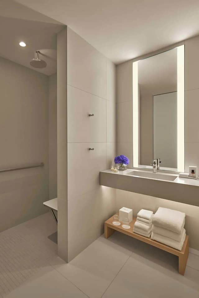 The Times Square EDITION-华丽客房, 1 张特大床 (Mobility Accessible, Roll-In Shower)-4
