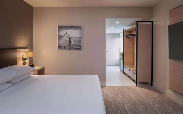 Hyatt Regency Seattle-Room, 1 King Bed, Corner-1