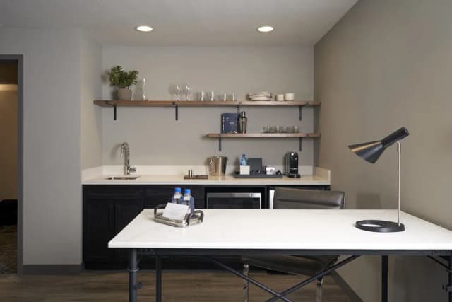 Archer Hotel Seattle/Redmond-Archer's Den With Balcony-4