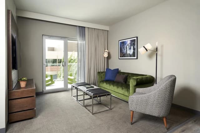 Archer Hotel Seattle/Redmond-Archer's Den With Balcony-3