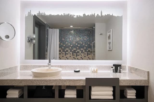 ルネッサンス ニューヨーク タイムズスクエア ホテル バイ マリオット-ルーム キングベッド 1 台 (Mobility/Hearing Accessible, Tub)-5