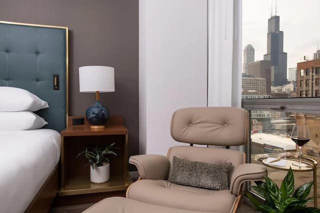 Le Méridien Essex Chicago-华丽客房, 1 张特大床 (Hearing Accessible)-3