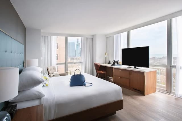 Le Méridien Essex Chicago-高级房, 1 张特大床, 城市景观 (Mobility/Hearing Access, Roll-In Shwr)-2