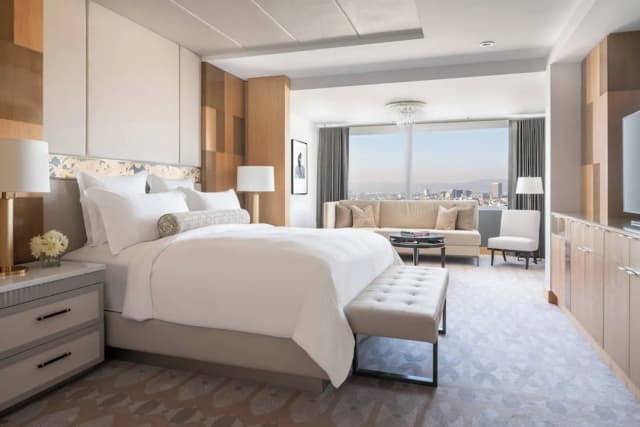 The Ritz-Carlton, Los Angeles-华丽客房, 1 张特大床, 城市景观 (Mobility/Hearing Access, Roll-In Shwr)-2