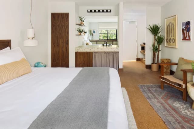 銀湖游泳池旅館-豪華客房, 1 張特大雙人床 (The Deluxe King)-1