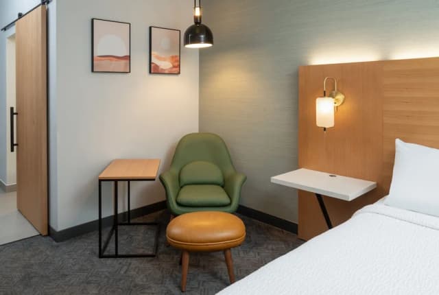 DoubleTree by Hilton Houston Westchase-Room, 1 King Bed-8