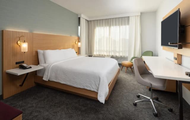 DoubleTree by Hilton Houston Westchase-Room, 1 King Bed-1