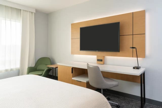 DoubleTree by Hilton Houston Westchase-Room, 1 King Bed-4