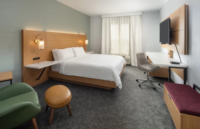 DoubleTree by Hilton Houston Westchase-Room, 1 King Bed-9