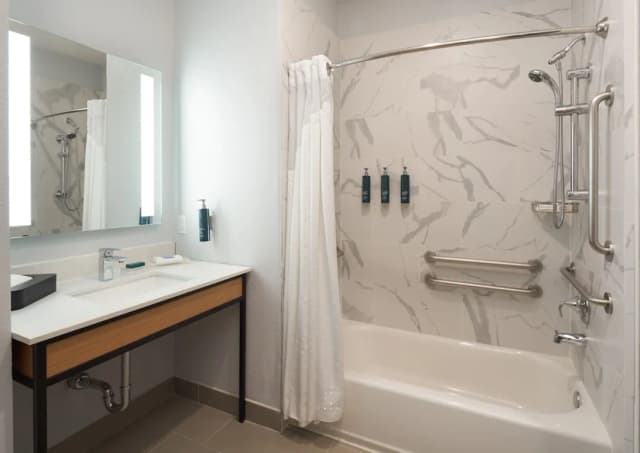 DoubleTree by Hilton Houston Westchase-Room, 1 King Bed, Accessible (Hearing)-4