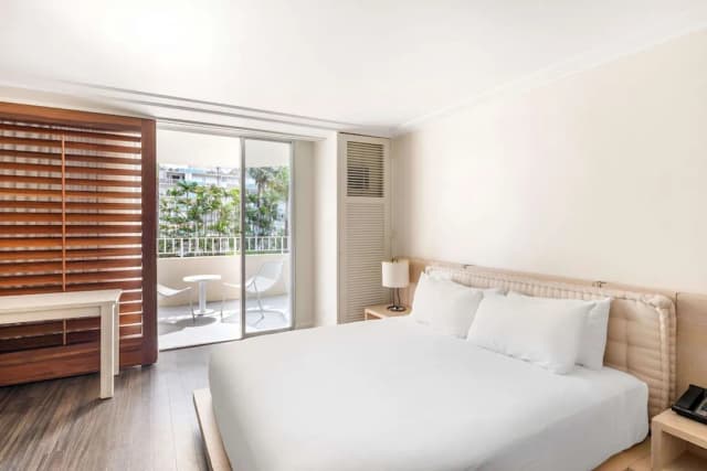 Hilton Vacation Club The Modern Honolulu-客房, 1 张特大床, 阳台, 城市景观-1