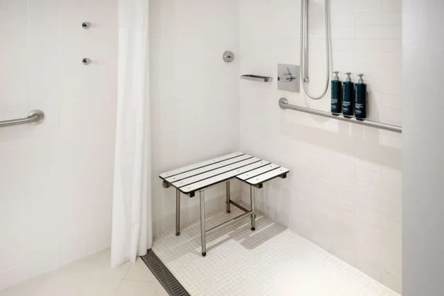 Hilton Vacation Club The Modern Honolulu-尊荣客房, 1 张特大床, 部分海洋景观 (Roll-In Shower)-5