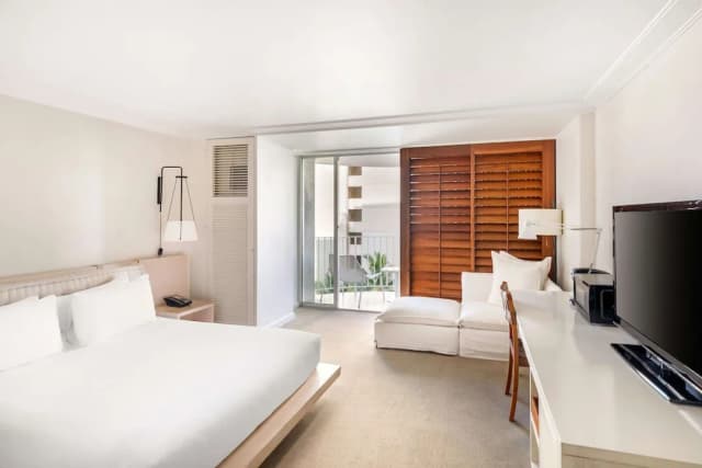 Hilton Vacation Club The Modern Honolulu-尊荣客房, 1 张特大床, 部分海洋景观 (Roll-In Shower)-3