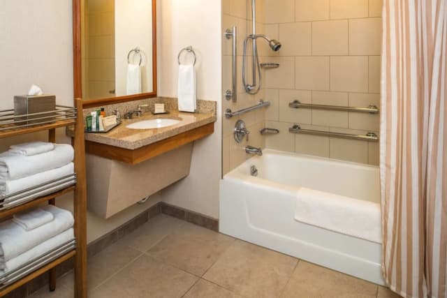 힐튼 시애틀 에어포트 앤드 컨퍼런스센터-디럭스룸, 더블침대 2개, 정원 전망 (Mobility Access w/Bathtub)-6