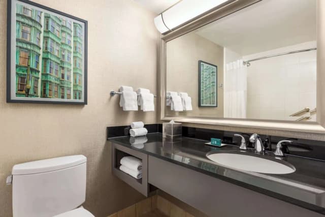 Hilton San Francisco Financial District-Premium Room, 1 King Bed, Balcony-2
