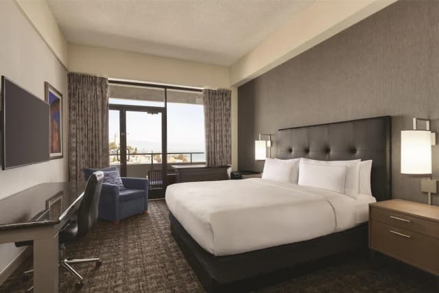 Hilton San Francisco Financial District-Premium Room, 1 King Bed-5