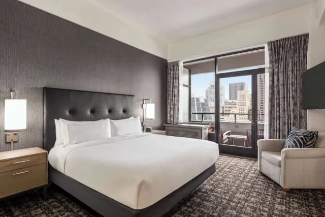 Hilton San Francisco Financial District-Junior Suite, 1 King Bed, City View-3