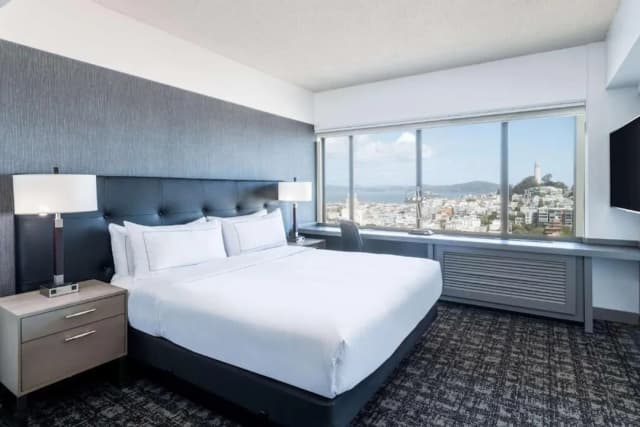 Hilton San Francisco Financial District-Deluxe Room, 1 King Bed, Bay View-1