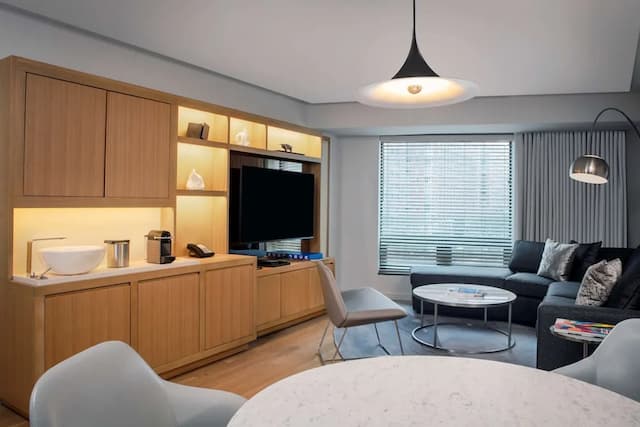 コンラッド ニューヨーク-ラグジュアリー スイート キングベッド 1 台 コーナー-5