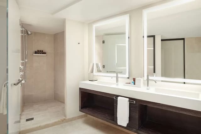 コンラッド ニューヨーク-ラグジュアリー スイート キングベッド 1 台 コーナー-11