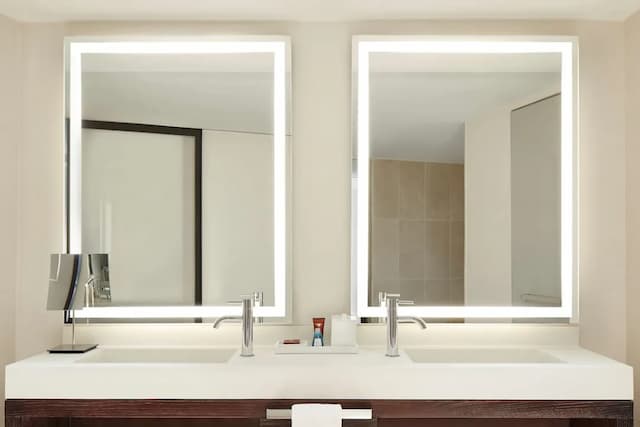 コンラッド ニューヨーク-ラグジュアリー スイート キングベッド 1 台 コーナー-9