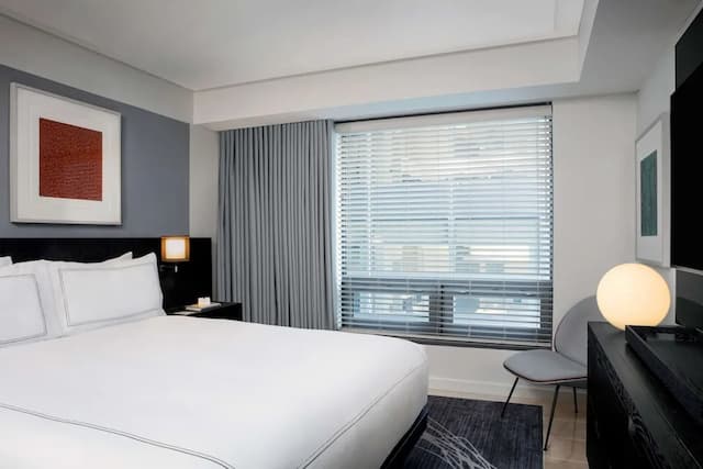 コンラッド ニューヨーク-エグゼクティブ スイート キングベッド 1 台 バリアフリー (Roll-in Shower)-1