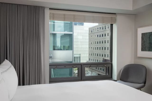 コンラッド ニューヨーク-エグゼクティブ スイート キングベッド 1 台 バリアフリー (Roll-in Shower)-9