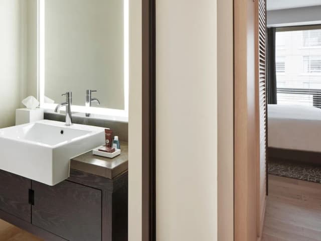 Conrad New York Downtown-Executive Suite, 1 King Bed, Accessible (Roll-in Shower)-4