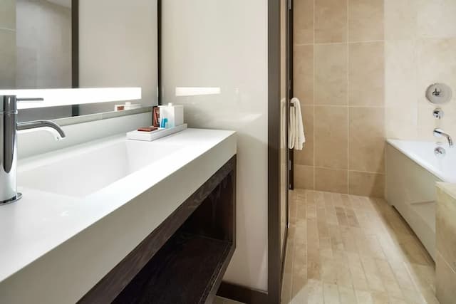 コンラッド ニューヨーク-エグゼクティブ スイート キングベッド 1 台 バリアフリー (Roll-in Shower)-10