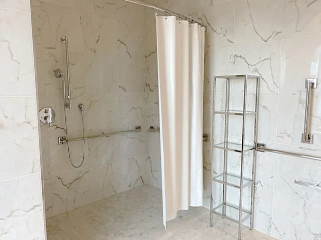 ロッテ ホテル シアトル-デラックス ルーム キングベッド 1 台 車椅子で利用可能なシャワー シティビュー-2