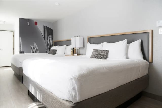 Hotel Saint Clair- Magnificent Mile-Premium Room, Multiple Beds (Smoke Free)-1