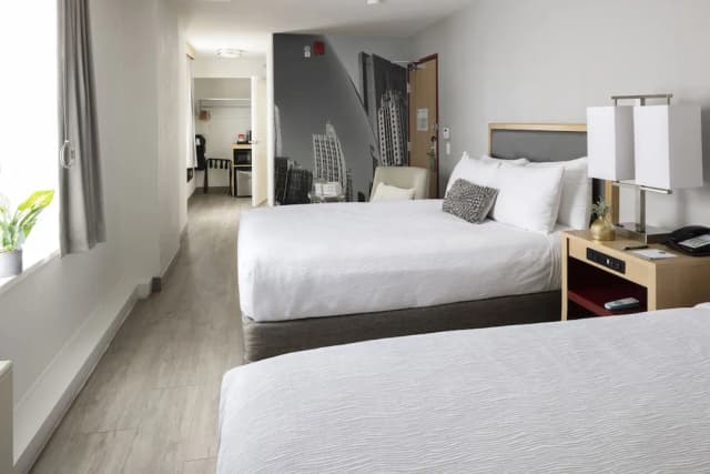 Hotel Saint Clair- Magnificent Mile-Premium Room, Multiple Beds (Smoke Free)-4