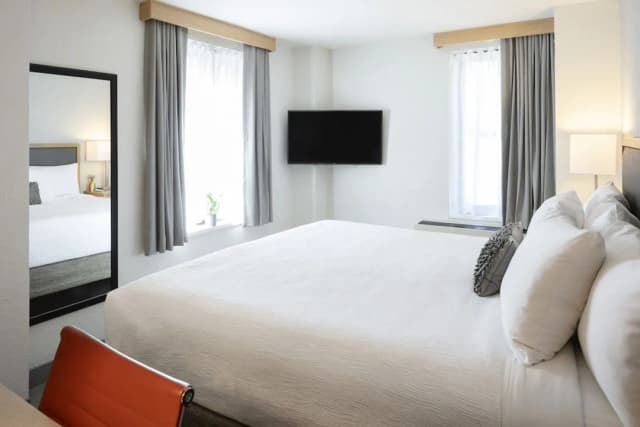 Hotel Saint Clair- Magnificent Mile-Standard Room, 1 King Bed-6