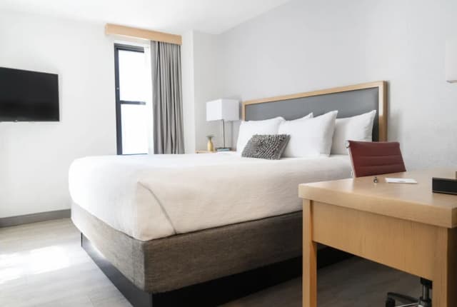 Hotel Saint Clair- Magnificent Mile-Standard Room, 1 King Bed-4