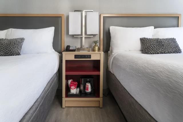 Hotel Saint Clair- Magnificent Mile-Deluxe Room, 2 Double Beds (Smoke Free)-1