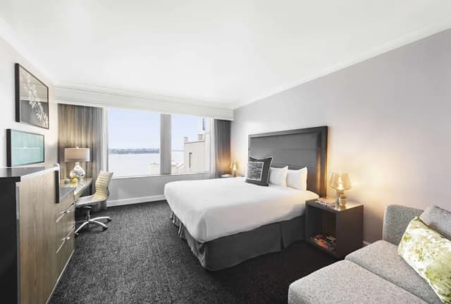 힐튼 모티프 시애틀-룸, 킹사이즈침대 1개 (Partial Water View)-4