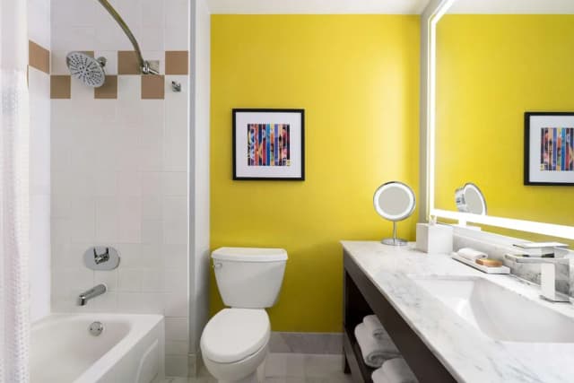 힐튼 모티프 시애틀-룸, 킹사이즈침대 1개 (Partial Water View)-6