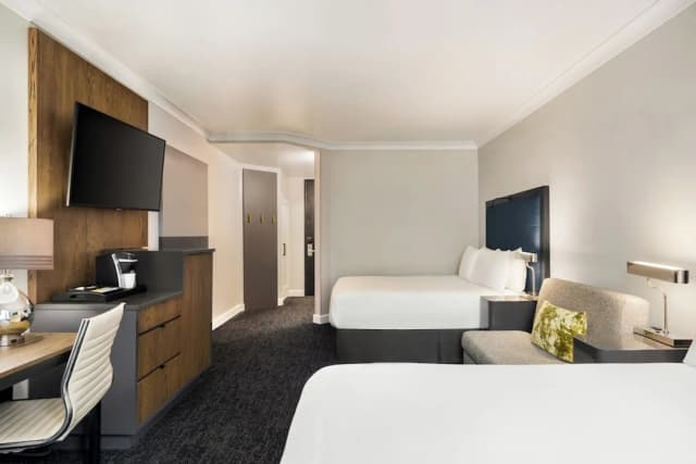 힐튼 모티프 시애틀-룸, 퀸사이즈침대 2개 (Skyline View)-3