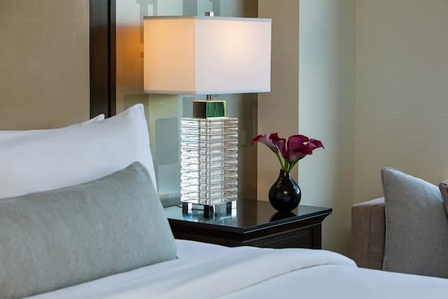 JW Marriott Essex House New York-小型套房, 1 张特大床和 1 张沙发床 (Mobility Accessible, Roll-In Shower)-2