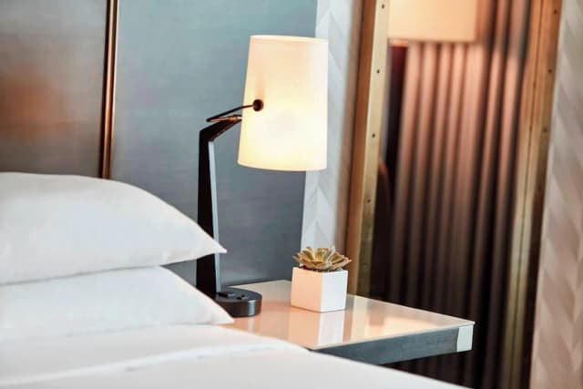 르네상스 로스앤젤레스 에어포트 호텔-클럽룸, 킹사이즈침대 1개 (Mobility Accessible, Tub)-2