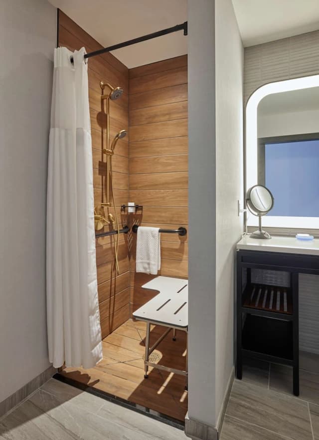 セーブル アット ネイビー ピア シカゴ キュリオ コレクション バイ ヒルトン-ルーム キングベッド 1 台 バリアフリー (Roll-In Shower)-6