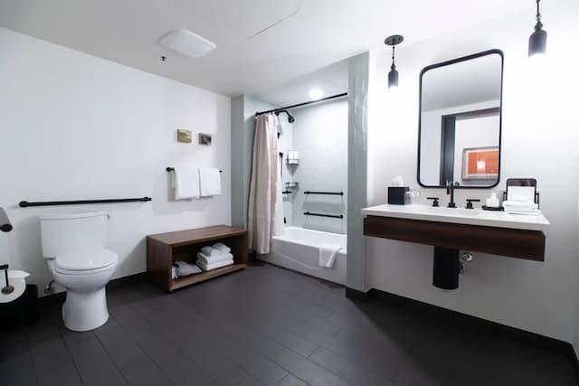 The Alexis Royal Sonesta Hotel Seattle-客房, 1 张特大床, 无障碍 (Preferred, Mobility, Bathtub)-8