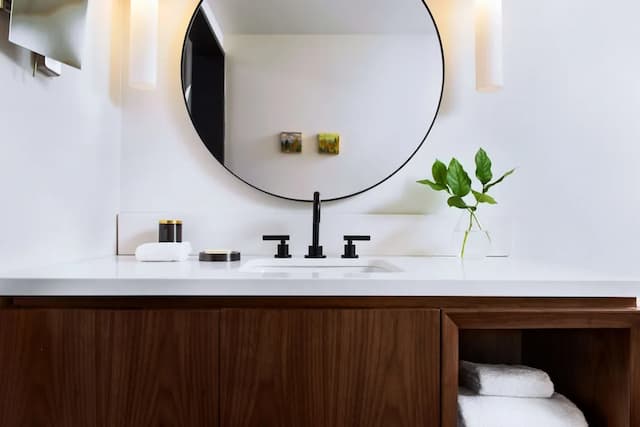 The Alexis Royal Sonesta Hotel Seattle-小型套房, 1 张特大床-1