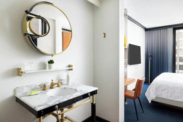 Le Meridien New York, Central Park by Marriott-Classic King Reserve Room-6