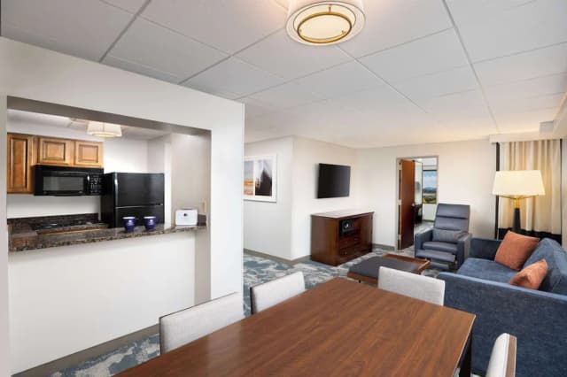 ダブルツリー バイ ヒルトン ヒューストン メディカル センター ホテル & スイーツ-スイート ベッド (複数台) キッチン-5