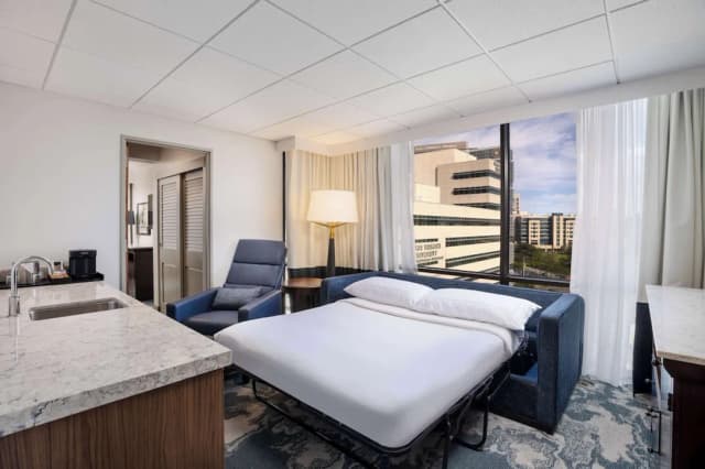 ダブルツリー バイ ヒルトン ヒューストン メディカル センター ホテル & スイーツ-スイート 1 ベッドルーム キッチン-6